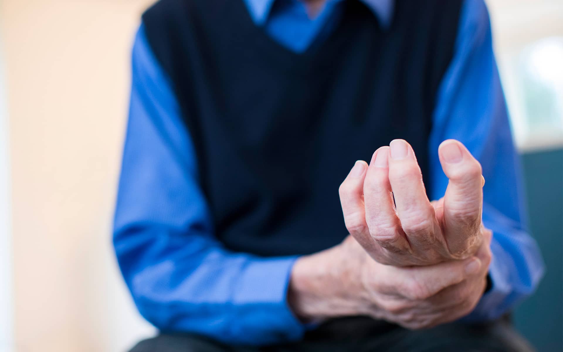 Photo des mains d'un homme âgé avec de l'arthrose