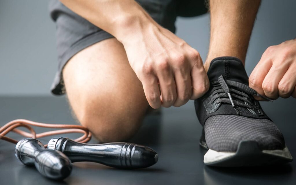 homme se préparant à l'échauffement sportif