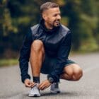 Coureur portant la chevillère de strapping Skintape Orliman pour la reprise sportive après entorse de cheville