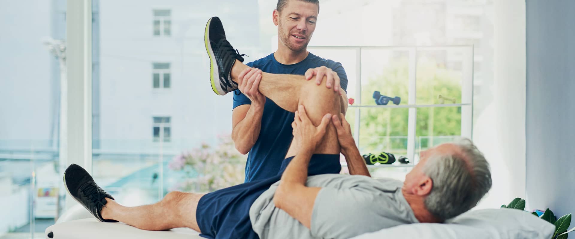 Séance de kinésithérapie pour soulager un TMS au genou