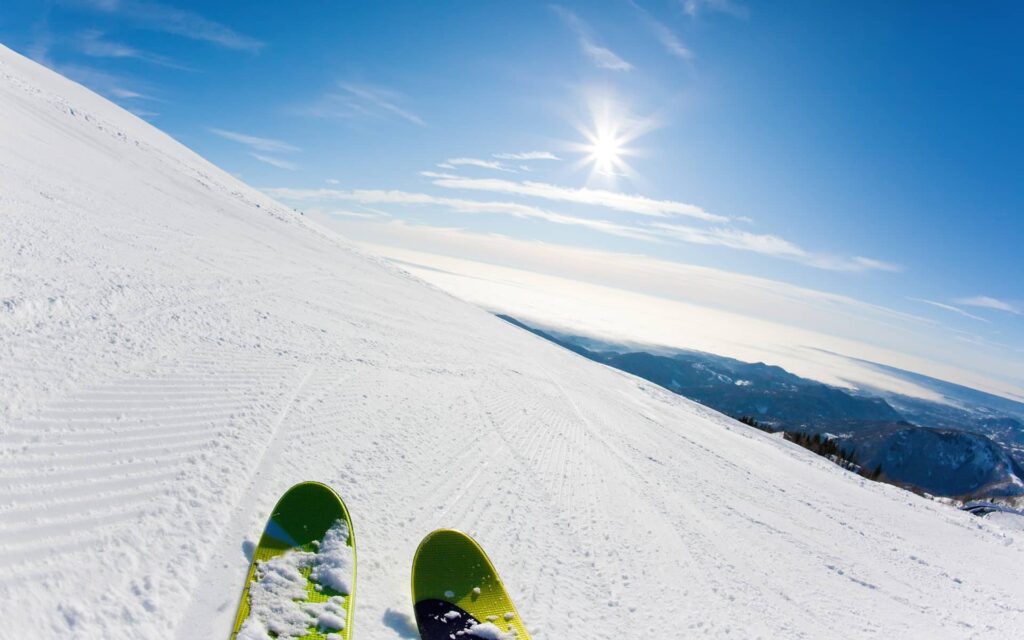 Pointes de ski sur une piste enneigée par une belle journée ensoleillée