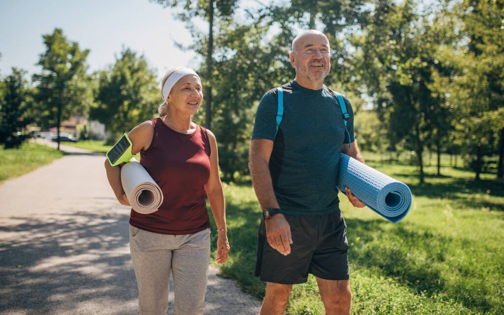 couple en plein air avec tapis de yoga