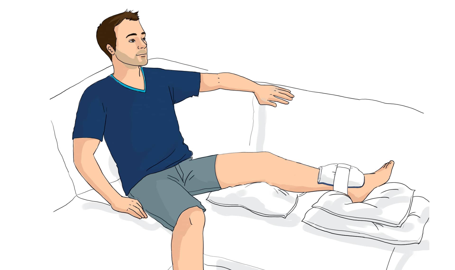 Illustration d’un homme dans son canapé, jambe surélevée avec une compresse de froid sur la cheville dans le cadre du protocole GREC suite à une entorse de cheville.