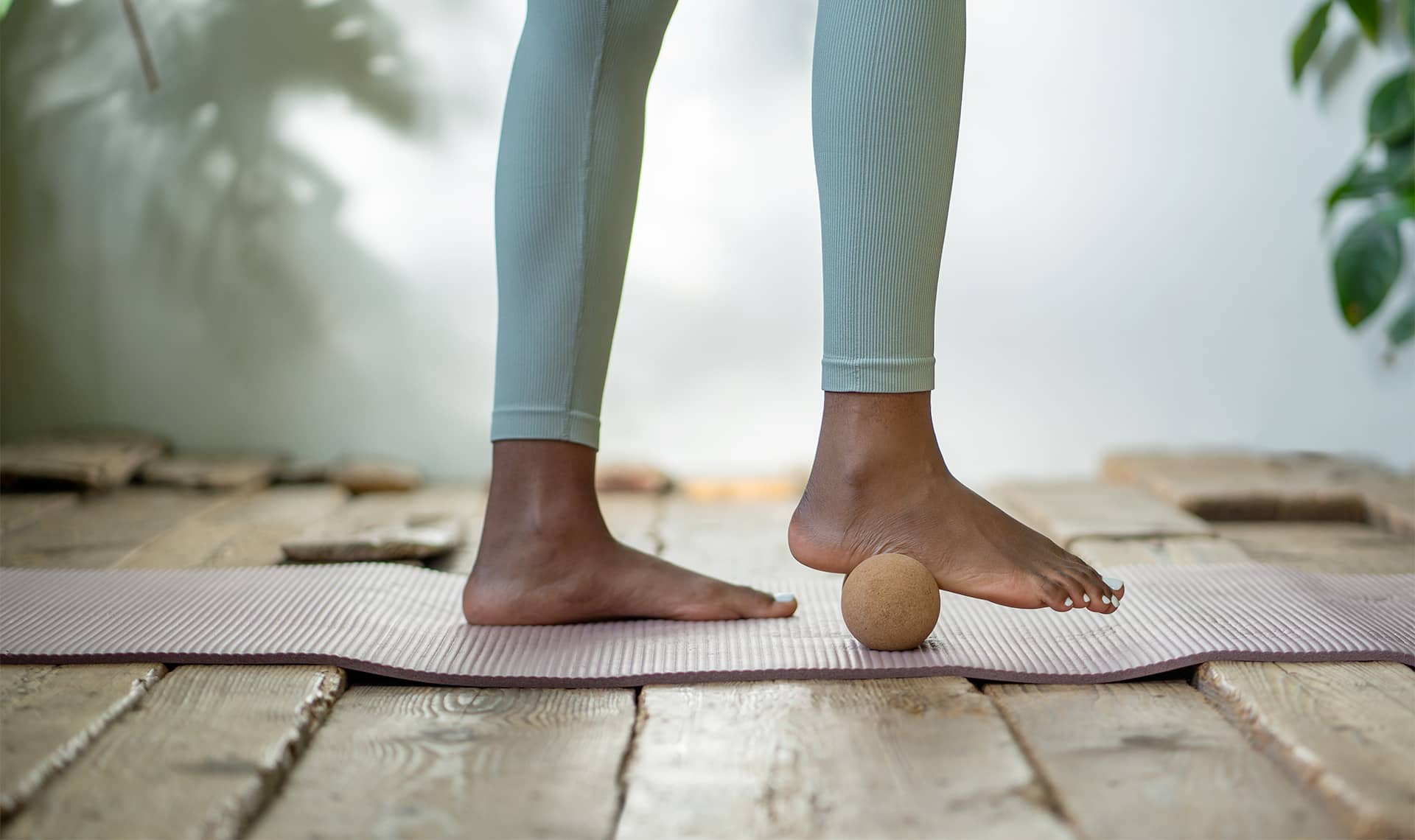 Exercice de rééducation du pied avec balle de massage : étape clé pour la reprise d’activité après une entorse de cheville.