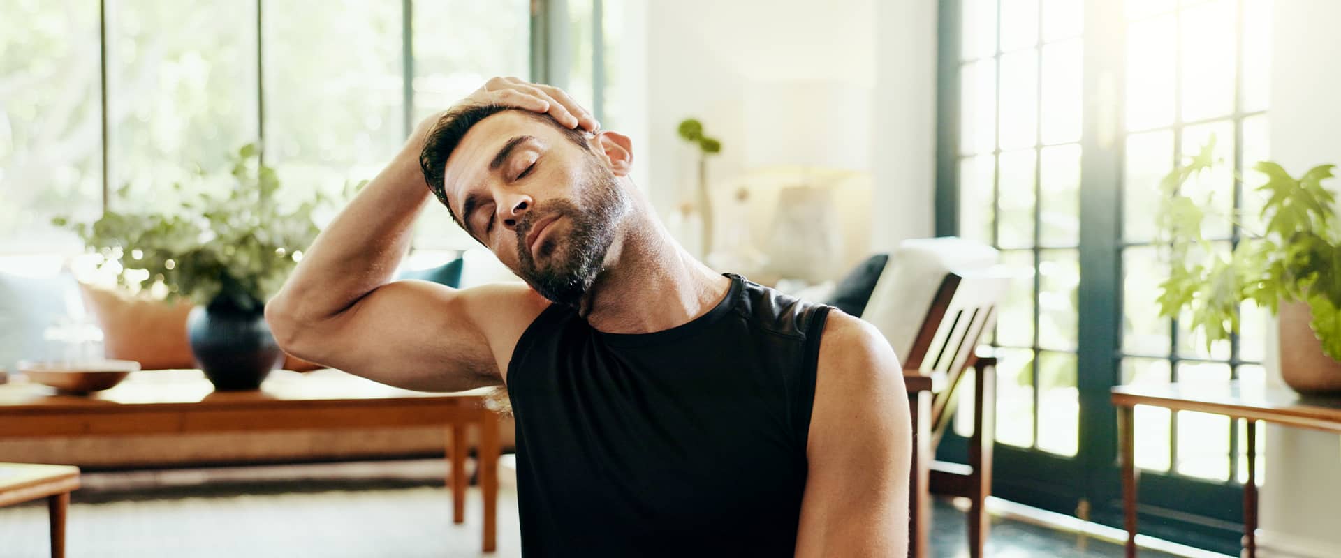 Exercice d’assouplissement du cou pour réduire les douleurs cervicales.