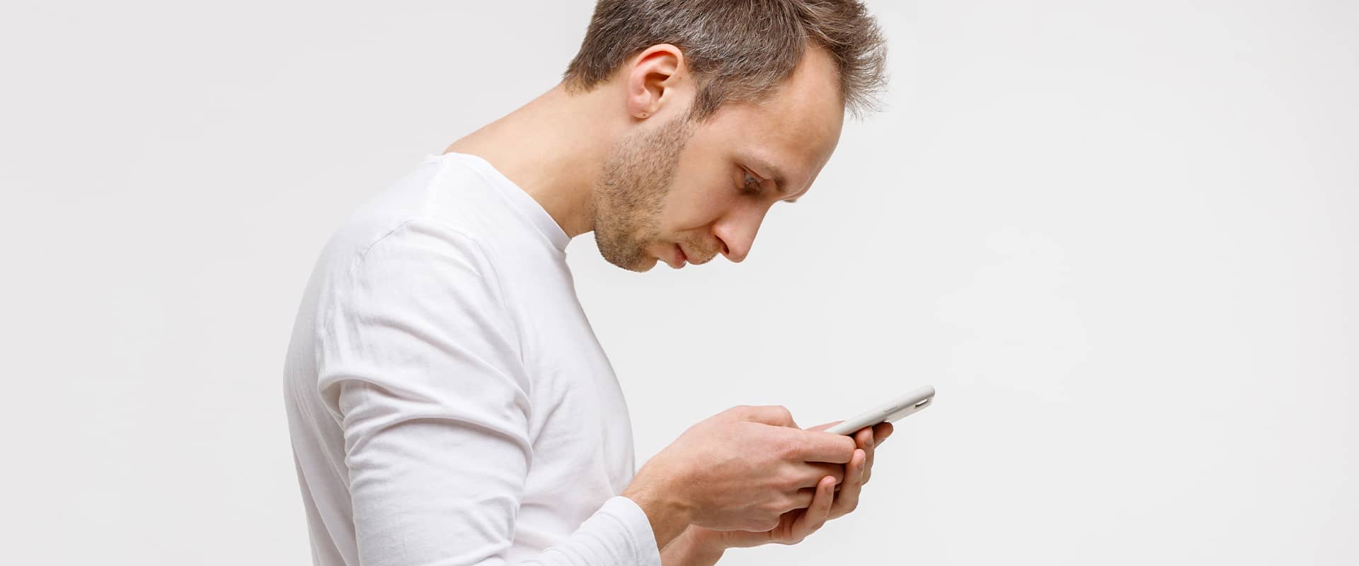 Mauvaise posture prolongée devant un smartphone pouvant provoquer une cervicalgie ou un torticolis.