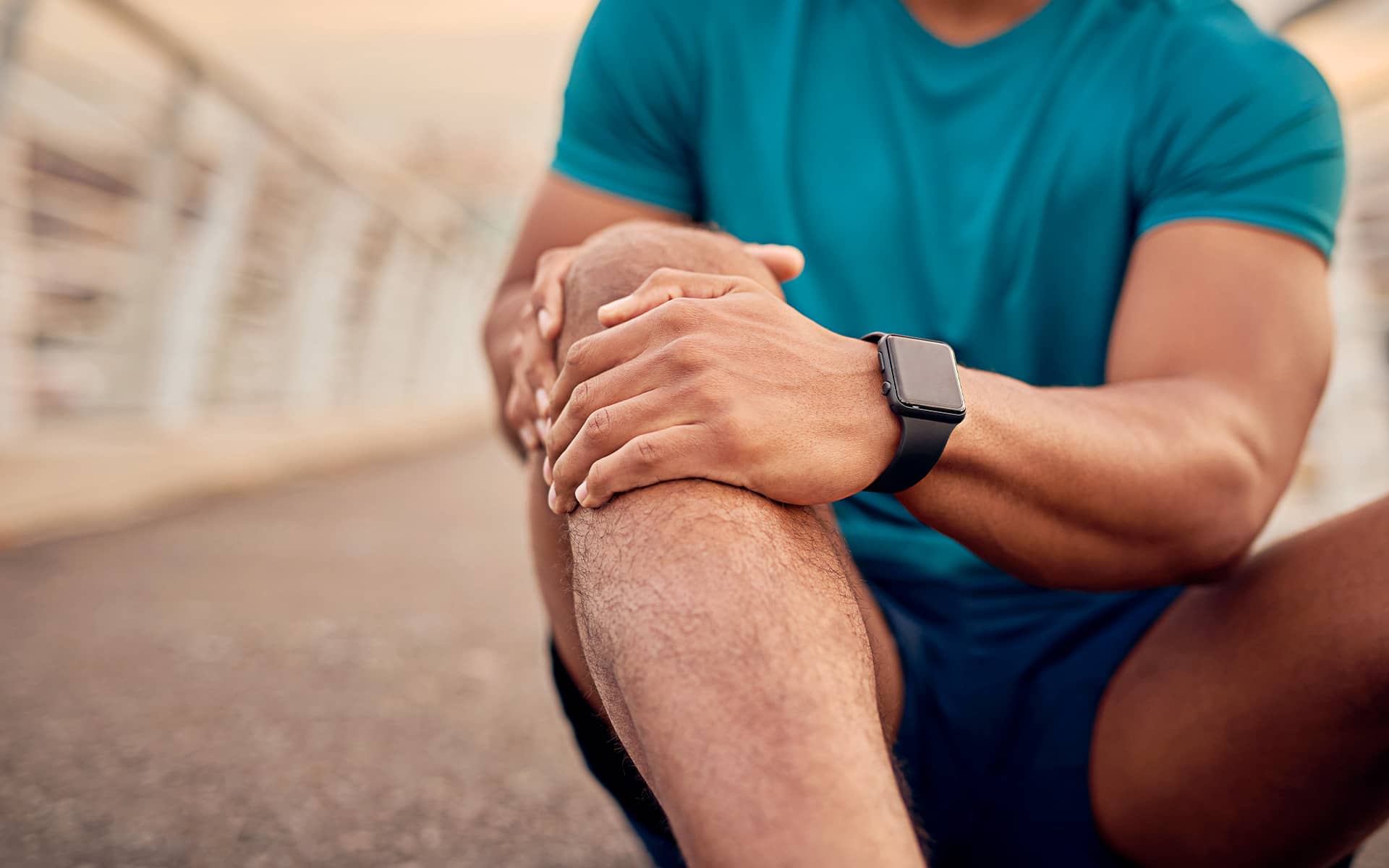 Sportif tenant son genou en raison d'une douleur causée par une tendinopathie rotulienne ou genou du sauteur