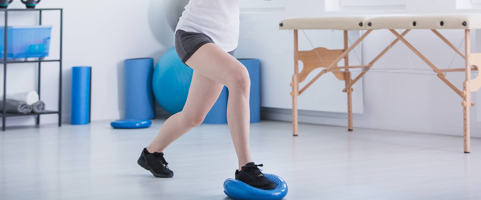 Exercice de rééducation du genou du sauteur en physiothérapie pour soigner une tendinopathie rotulienne