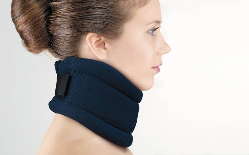 femme de profil portant un collier cervical pour torticolis