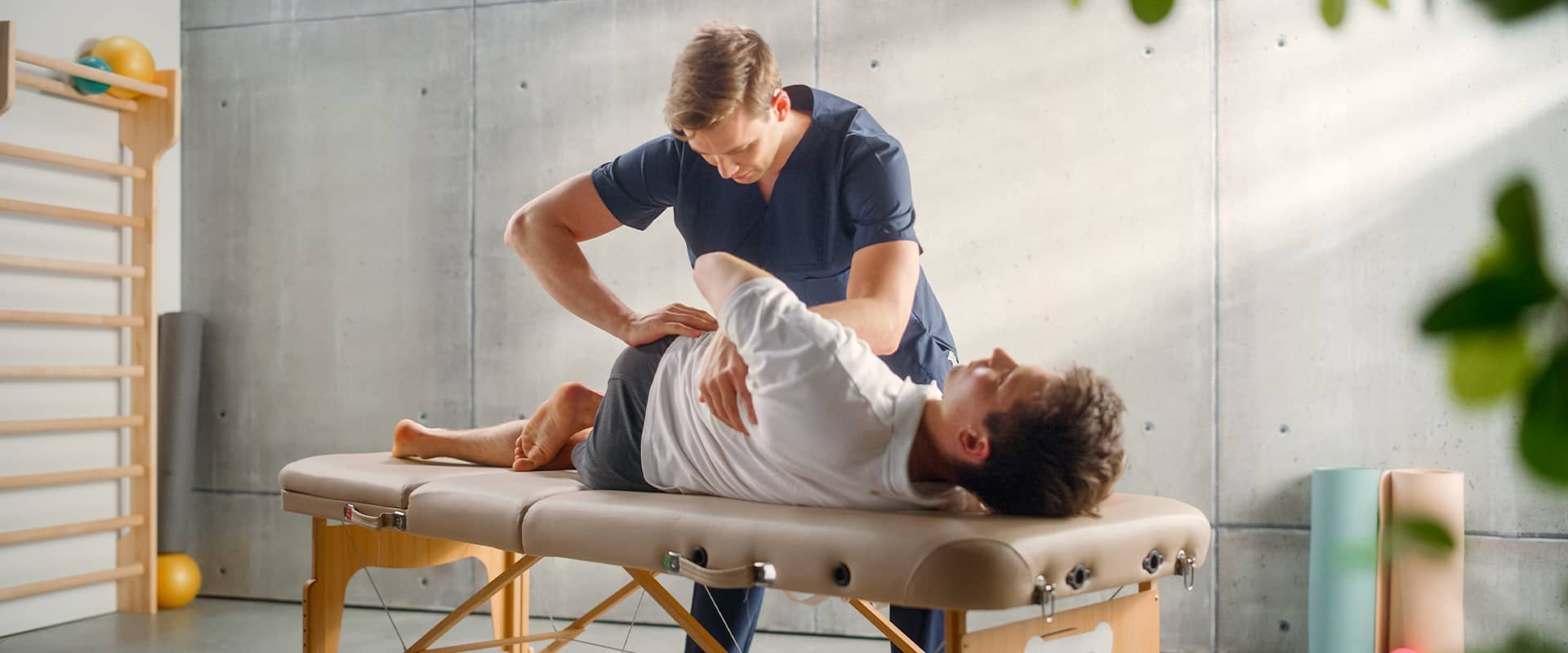 Séance de kinésithérapie pour traiter le mal de dos et différencier lumbago et sciatique