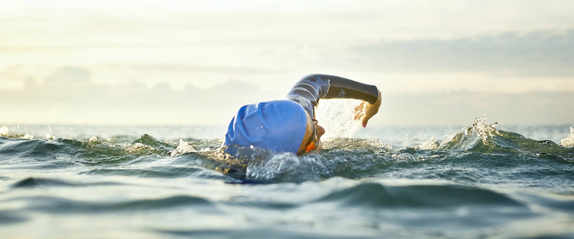 Natation en eau libre, un sport doux recommandé pour soulager les douleurs de dos comme le lumbago ou la sciatique