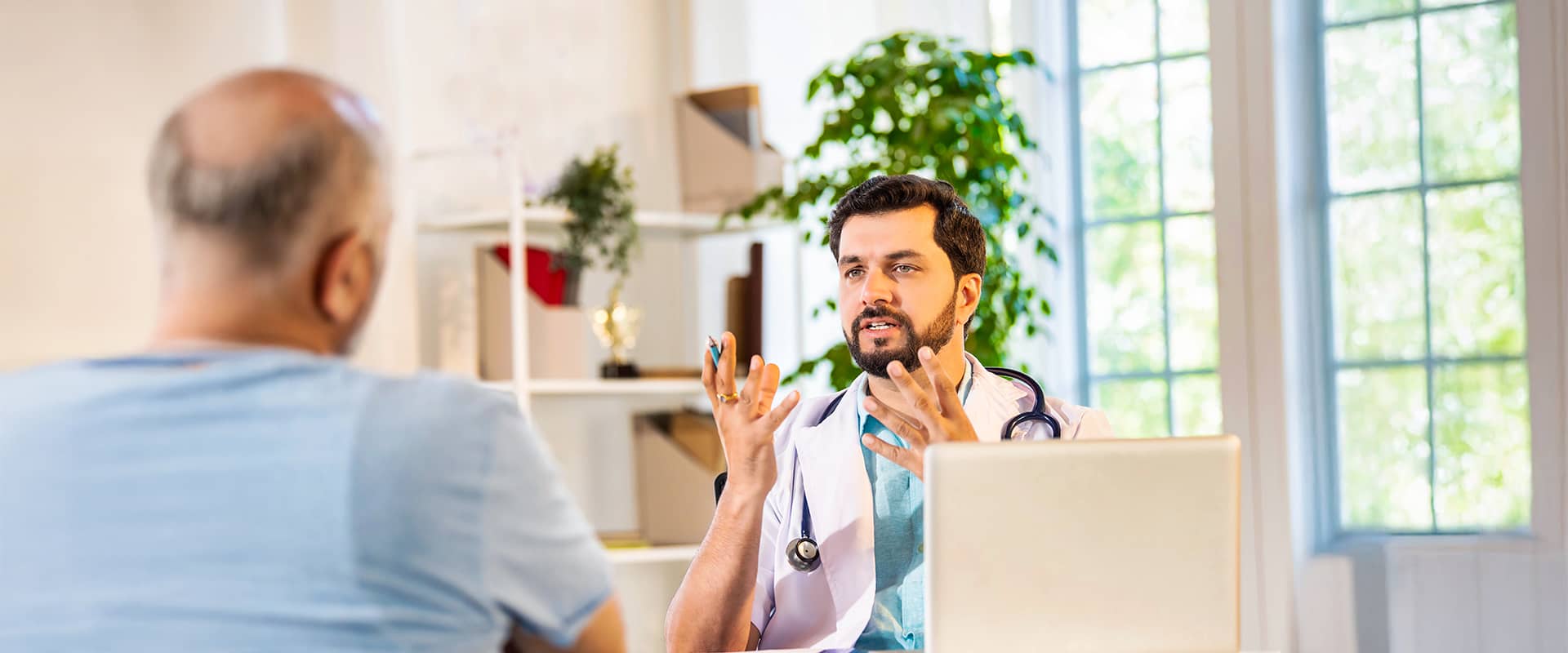 Consultation médicale pour une tendinite de De Quervain, le médecin explique les traitements pour soulager la douleur du poignet