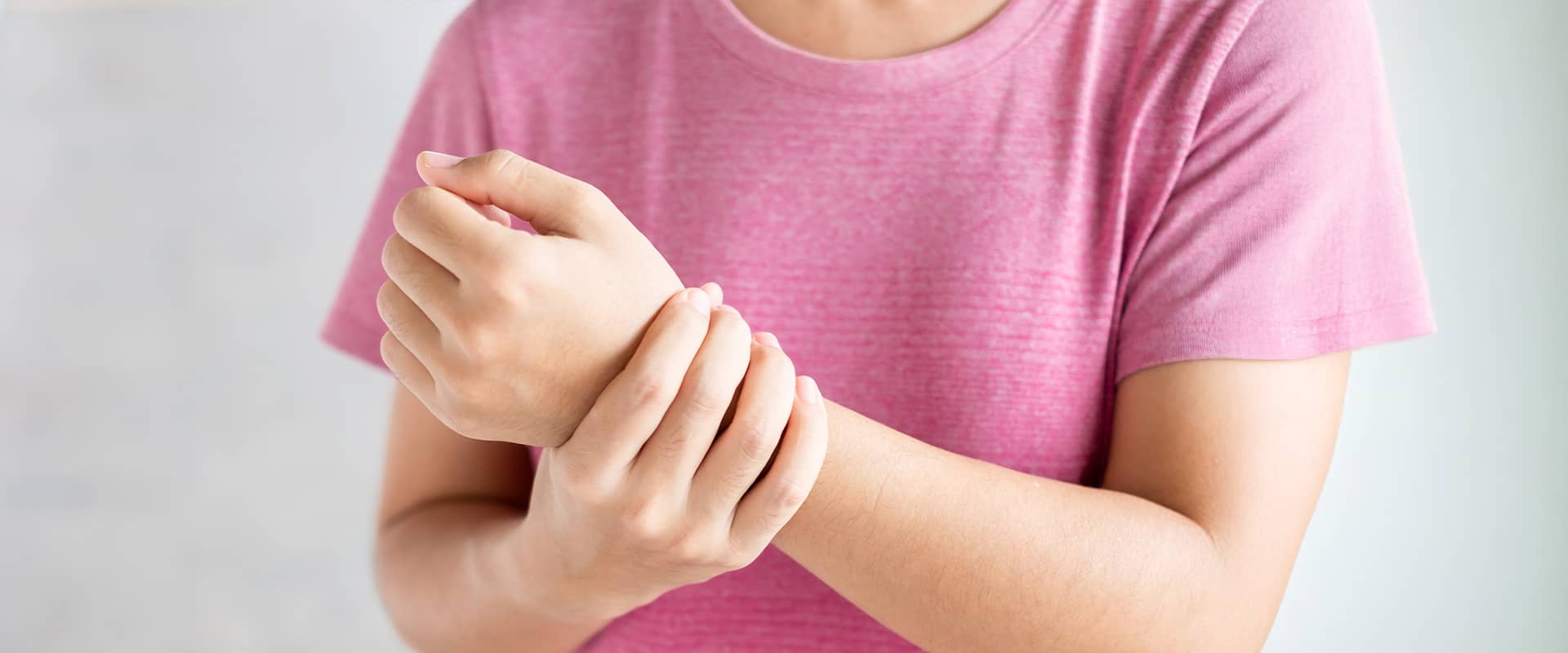 Personne souffrant d’une tendinite de De Quervain se tenant le poignet pour apaiser la douleur