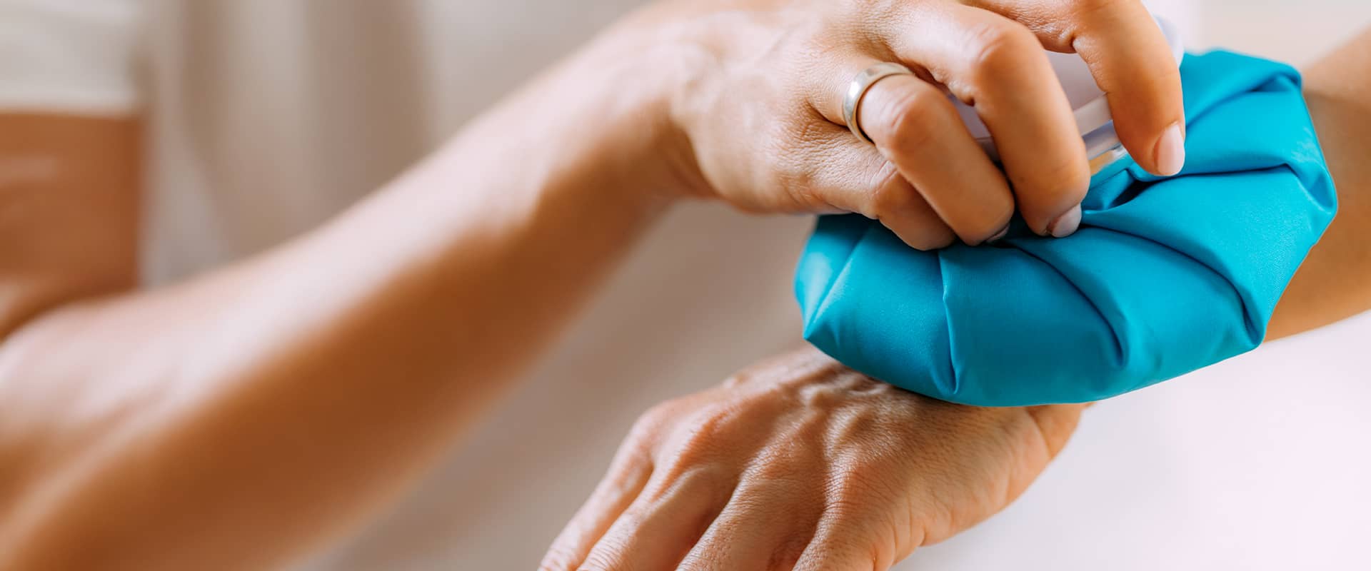 Application de la glace sur le poignet pour soulager la douleur de la tendinite de De Quervain, méthode naturelle de traitement